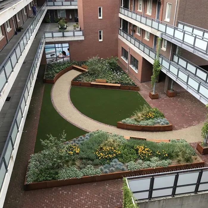 binnentuin met corten keerwanden 