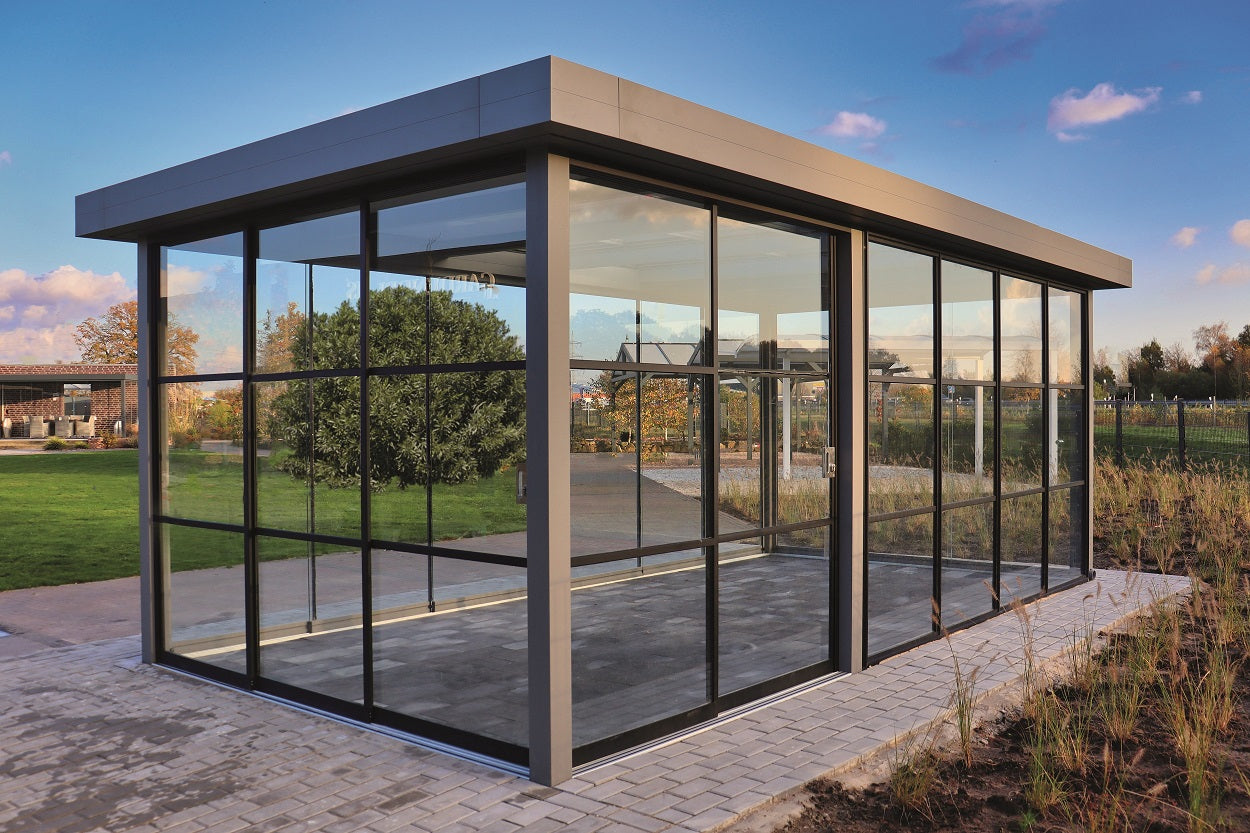 Aluminium veranda met glasschuifwand-systeem en aluminium profielen