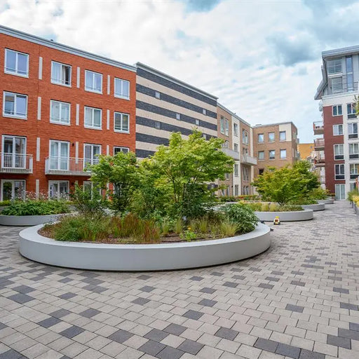 Aluminium keerwand met brede bovenrand