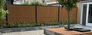 Kokowall-Lite-geluidsscherm-in-particuliere-tuin-H20m-frames-en-palen-gecoat-in-RAL-9005