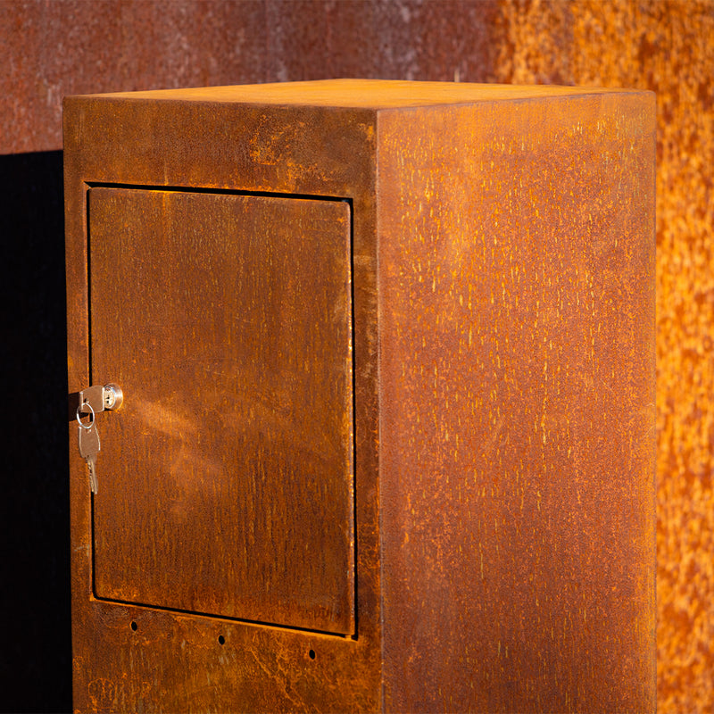 Briefkasten NOX 35×35×120 cm – Cortenstahl Design