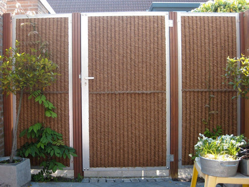 Kokowall deur verzinkt tussen hardhouten palen 